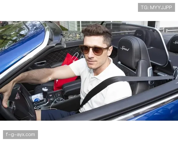 莱万多夫斯基下车那一刻，豪车护驾、随从排成队，训练场突然像走红毯